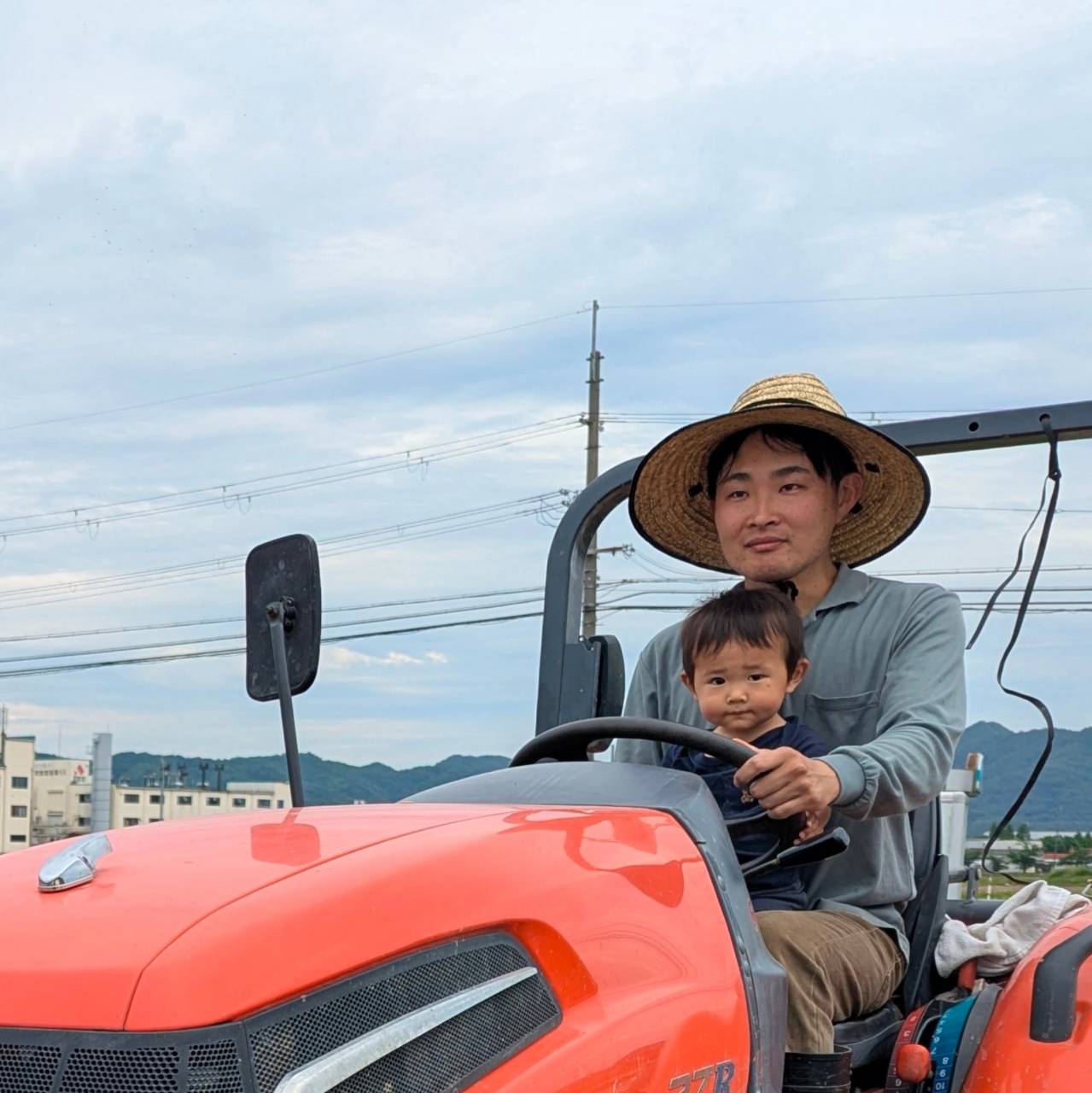 トラクターに乗る生産者